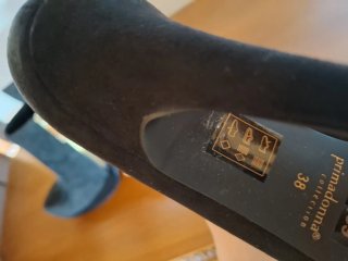 Stivaletti neri con tacco e zip dorata