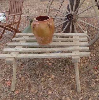 Jarrón de cerámica y madera