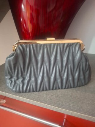 Borsa vintage nera con catena dorata