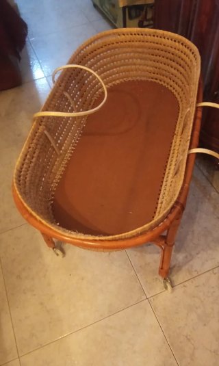 Moisés de mimbre con ruedas
