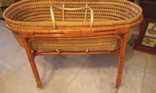 Moisés de mimbre con ruedas