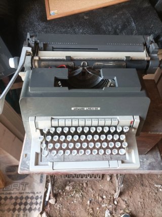 Máquina de escribir Olivetti Linea 98