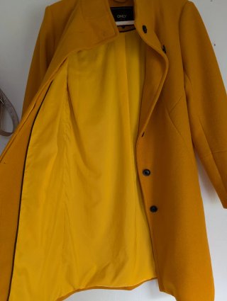 Elegante Abrigo Amarillo