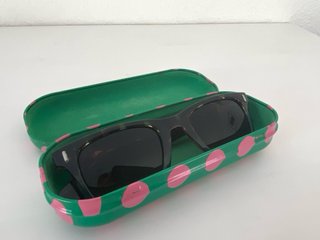 Gafas de sol mujer marrones y verdes.