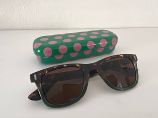 Gafas de sol mujer marrones y verdes.