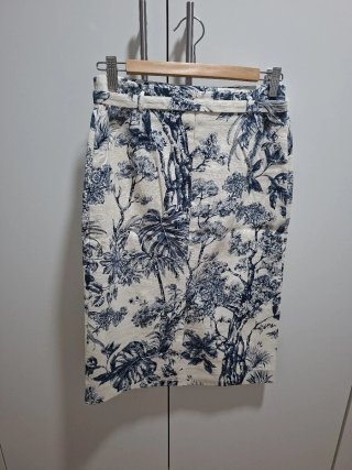 Falda midi azul y blanca con estampado