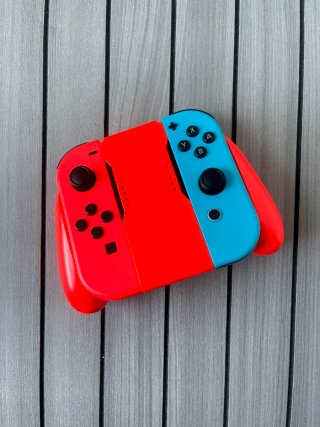 Joycons + soporte de agarre Nintendo Rojo y Azul