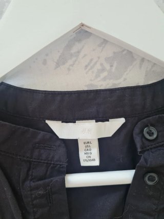 Elegante blusa negra con detalles