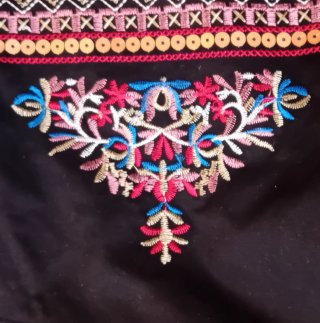 Chaqueta negra bordada multicolor.