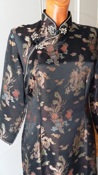 Vestido japonés negro con dragones