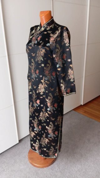 Vestido japonés negro con dragones