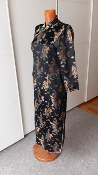 Vestido japonés negro con dragones
