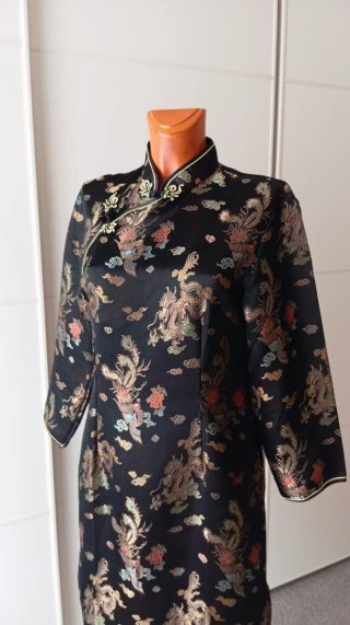 Vestido japonés negro con dragones