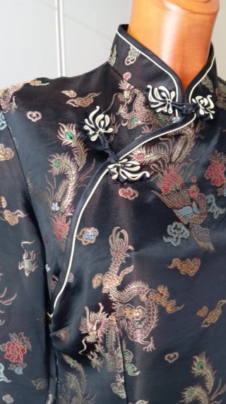 Vestido japonés negro con dragones