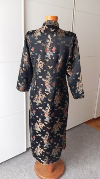 Vestido japonés negro con dragones
