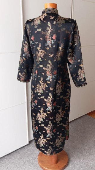 Vestido japonés negro con dragones