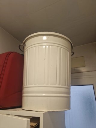 Cubo metálico blanco Ikea con tapa