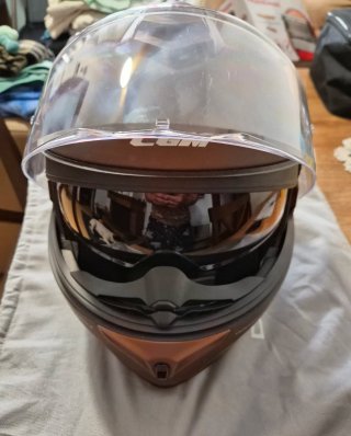 Casco de moto naranja con visera