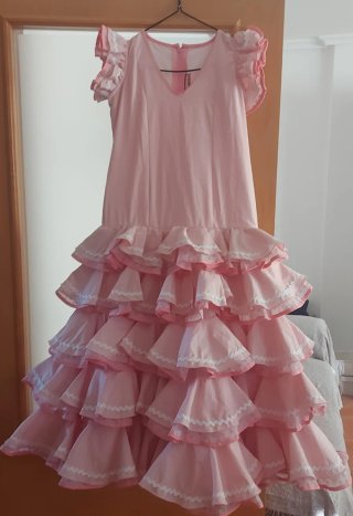 Traje de sevillanas rosa con volantes
