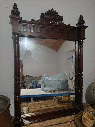 Cómoda de madera con espejo