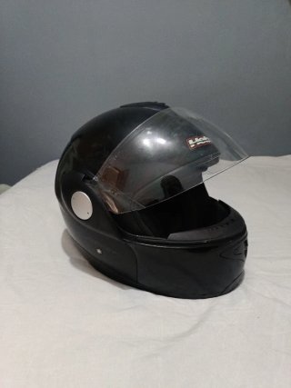 Casco de moto negro con visera