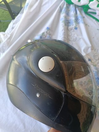 Casco de moto negro con visera