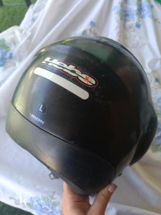 Casco de moto negro con visera