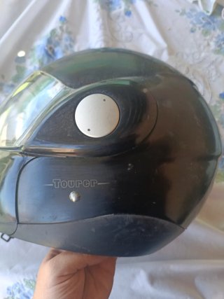 Casco de moto negro con visera