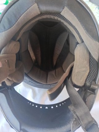Casco de moto negro con visera