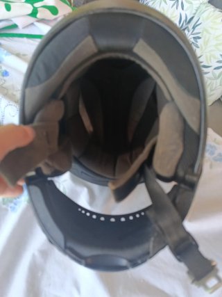Casco de moto negro con visera