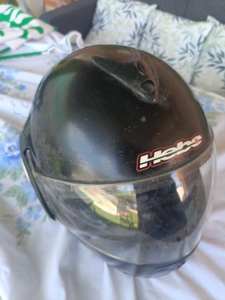 Casco de moto negro con visera