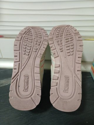 Deportivas beige y moradas
