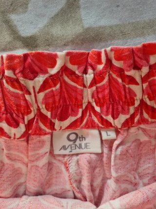 Pantalón corto estampado rosa y rojo