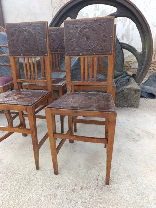 Sillas antiguas madera, detalles metálicos y cuero