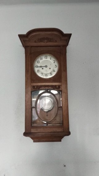 Reloj de pared de madera antiguo
