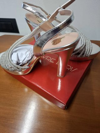 Sandali eleganti con strass