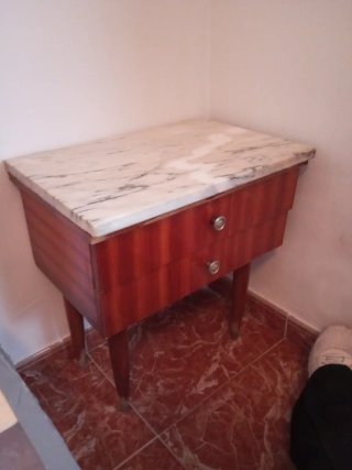 Mesita antigua de madera y mármol