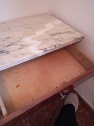 Mesita antigua de madera y mármol