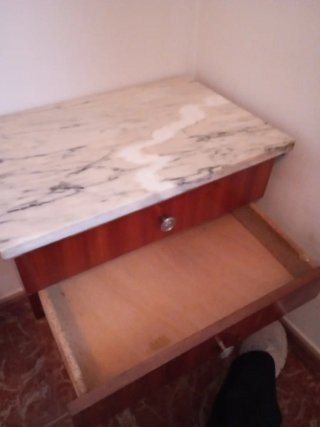 Mesita antigua de madera y mármol