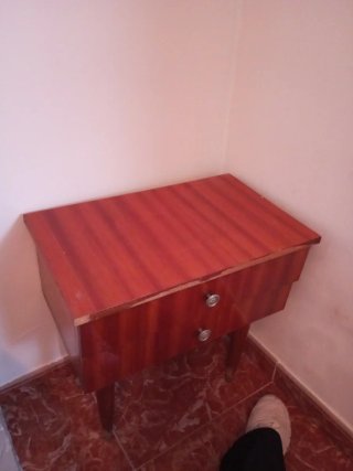 Mesita antigua de madera y mármol