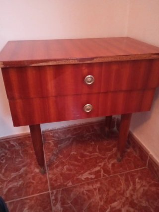 Mesita antigua de madera y mármol