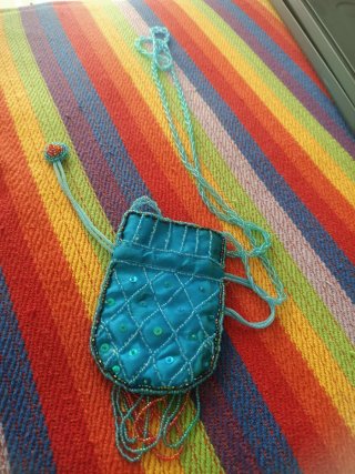 Bolso de mano con cuentas y flecos