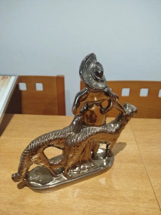 Estatuilla cerámica mujer con galgos
