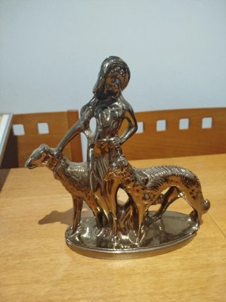 Estatuilla cerámica mujer con galgos
