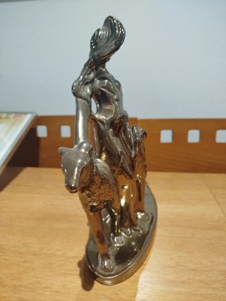 Estatuilla cerámica mujer con galgos