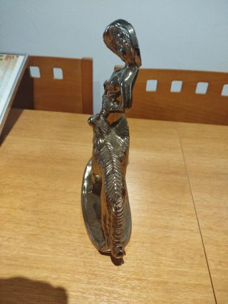 Estatuilla cerámica mujer con galgos