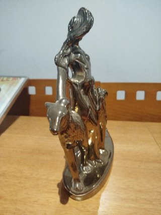 Estatuilla cerámica mujer con galgos