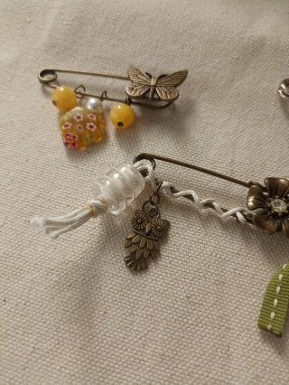 Imperdibles decorados con abalorios