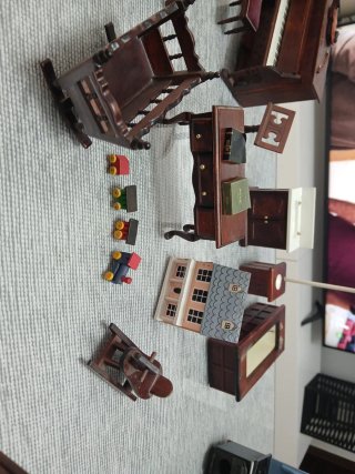Accessori per casa delle bambole: mobili in miniatura