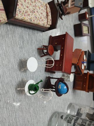 Accessori per casa delle bambole: mobili in miniatura